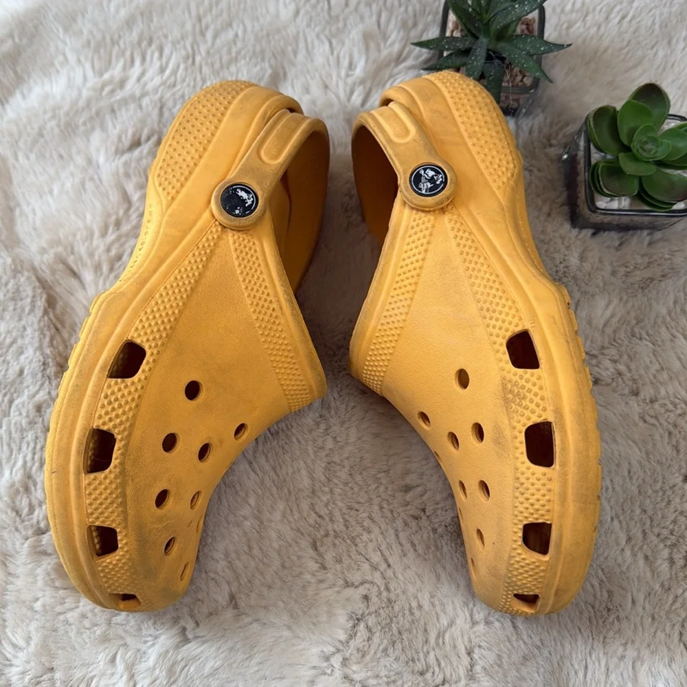 Crocs Sandals Water Shoes Slip On Clogs Rubber Kids Youth Size 5 Orange